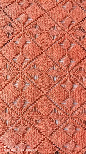 Colcha de crochê artesanal, cor coral, com franjas. 2,10m x 1,60m. 280,00