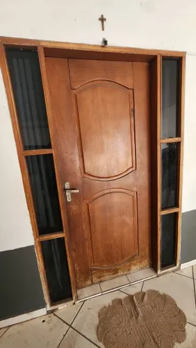 Vendo porta de madeira usada porém conservada