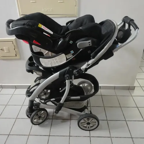 Carrinho de bebê GRACO Travel System com bebê conforto e apoio de carro