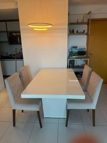 Mesa de Jantar em Laca Branca + 04 Cadeiras