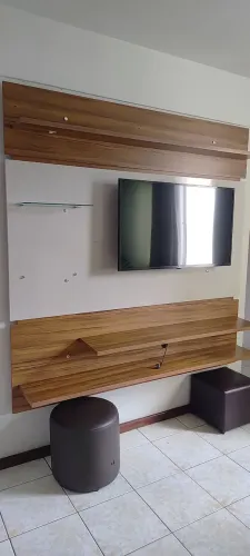 PAINEL COM PRATELEIRAS E LUMINÁRIA