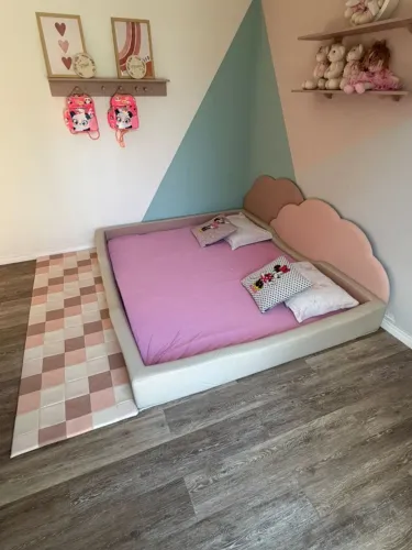 Cama montessoriana tamanho Queen 1580 x 1980, com colchão, tapete e cabeceira