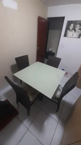 Vendo Mesa medindo 1,00mx1,00m com 4 Cadeiras,Tampo de Vidro, no Valor de R$650,00.