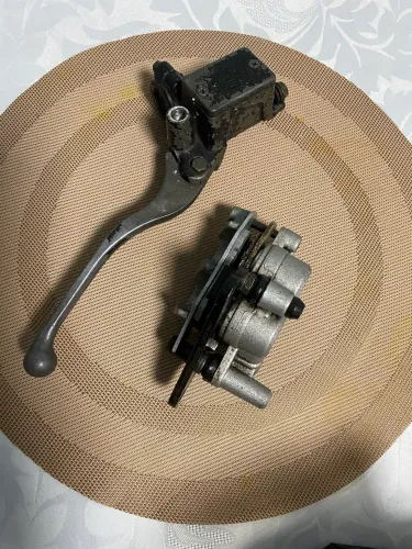 Vende-se o burrinho do freio a disco da Fan 150 e a pince