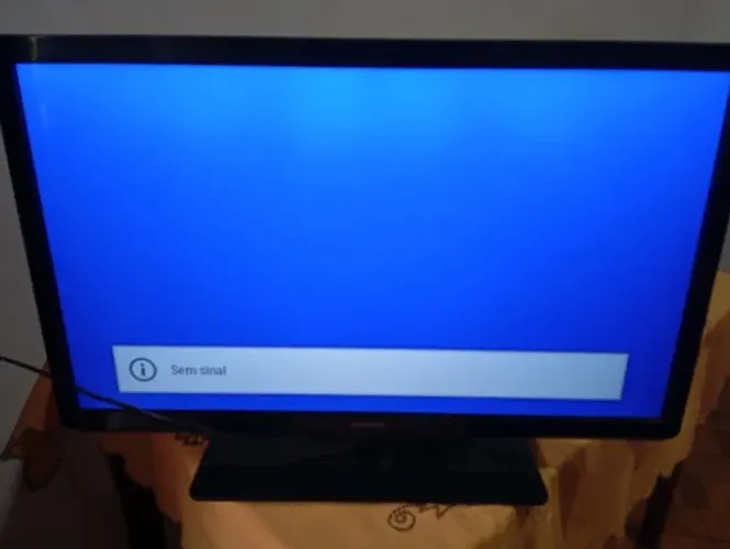 Vendo tv LCD Philips 32 polegadas modelo antigo pesada é semi smart com defeito no audio!