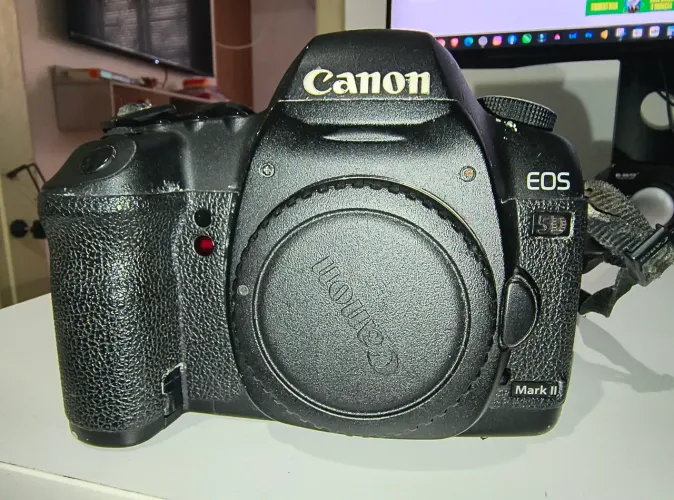 Câmera Canon 5D MK II (corpo) + grip + 2 baterias + carregador