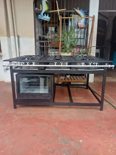 Fogão Industrial de 6 bocas com forno.