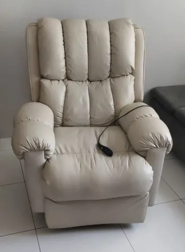 Vendo poltrona Golden Lift Pelmex, em excelente estado de conservação.
