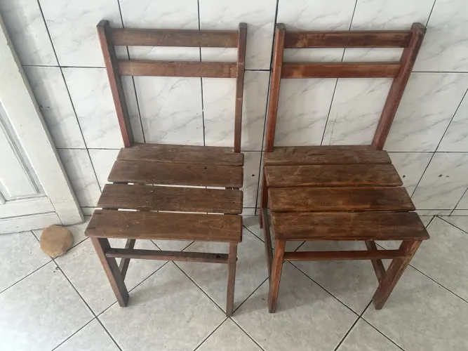 CADEIRAS DE MADEIRA MACIÇA 50,00 cada