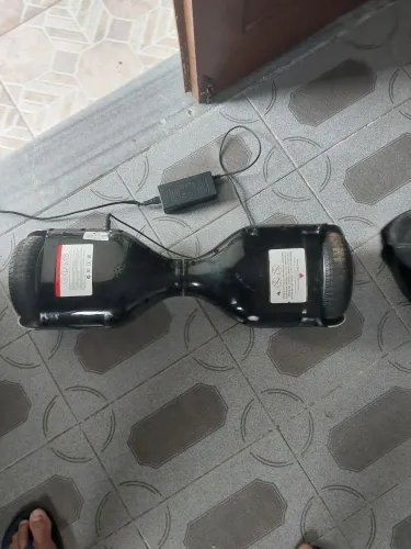 Hoverboard  elétrico c carregador e capa p transporte. Liga más nao funciona.