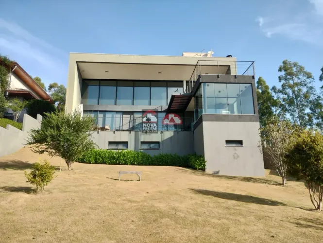 Linda casa em condomínio com acabendo refinado