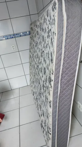 Colchão casal molas ensacadas sem a base usado mas um excelente colchão