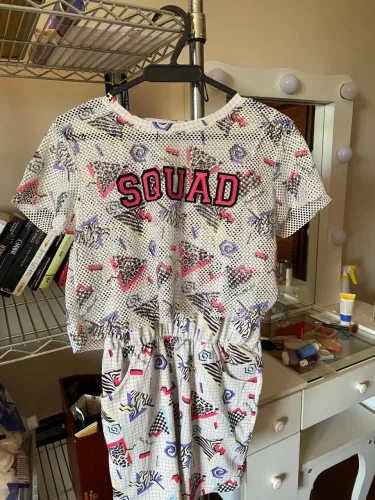 Conjunto Estampa Geométrica Anos 80 (Shorts + Cropped de Tela "Squad")