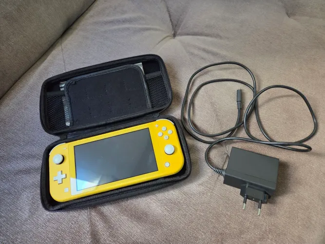 Nintendo Switch Lite + 2 jogos baixados