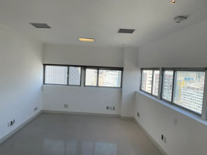 Escritório com 130m2. Lindamente Reformado. Divisão Otimizada do Espaço