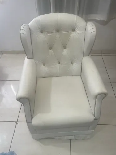 Cadeira de amamentação com balanço.