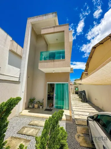 Encontre o seu novo lar na Enseada das Gaivotas, em Rio das Ostras! Esta casa duplex combi