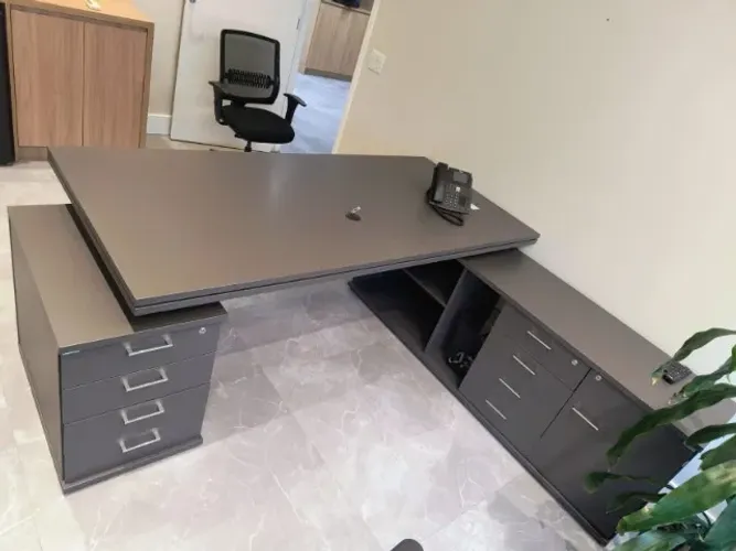 Mesa de Escritório em L Cinza