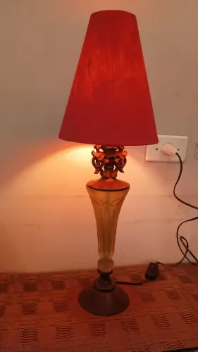 Abajur de mesa em resina com cúpula vermelha  61 cm de altura