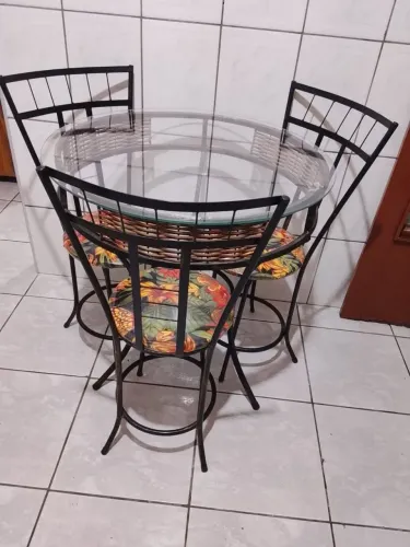 Kit Bistrô ( mesa e 3 blanquetas) metal e vidro - excelente estado