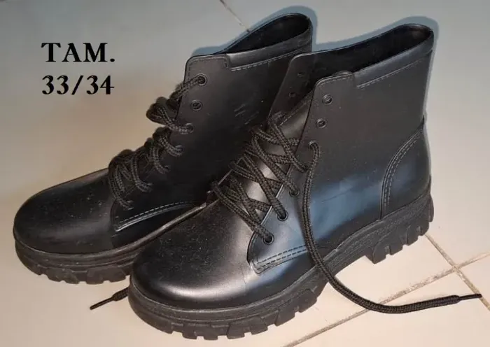 BOTA INFANTIL PRETA TRATORADA TIPO COTURNO