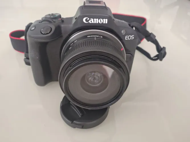 Canon Mirrorless R50 com lente 18 45