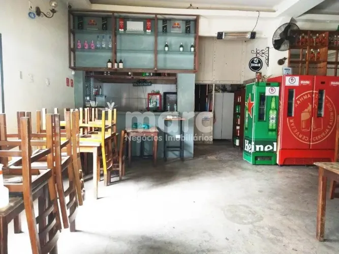 Ponto comercial com 300m² construídos, com ambientes já divididos, cozinha, escritório, es