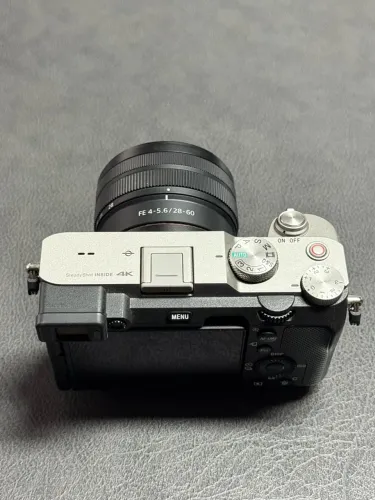 Câmera Sony A7c II com lente FE 28-60mm