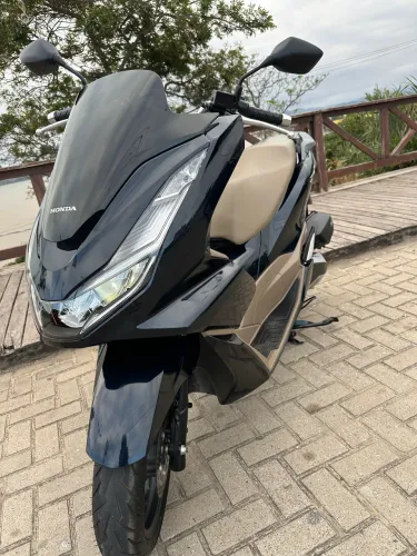 Honda PCX DLX 2025.