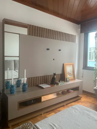 Painel para TV com Rack Suspenso e Espelho Lateral - Excelente Estado