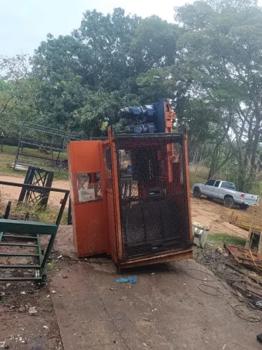 Elevador cremalheira