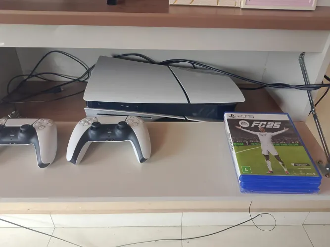 Playstation 5 slim novo 2 controles com jogos 4.500 aceito troca e volta em dinheiro