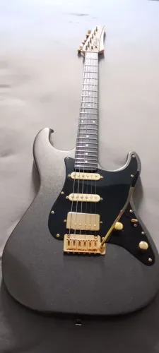 Guitarra Seizi Katana com upgrade