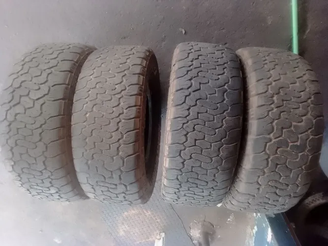 Vende-se um jogo de pneus aro 17 perfil 265/65R17 marca xbri
