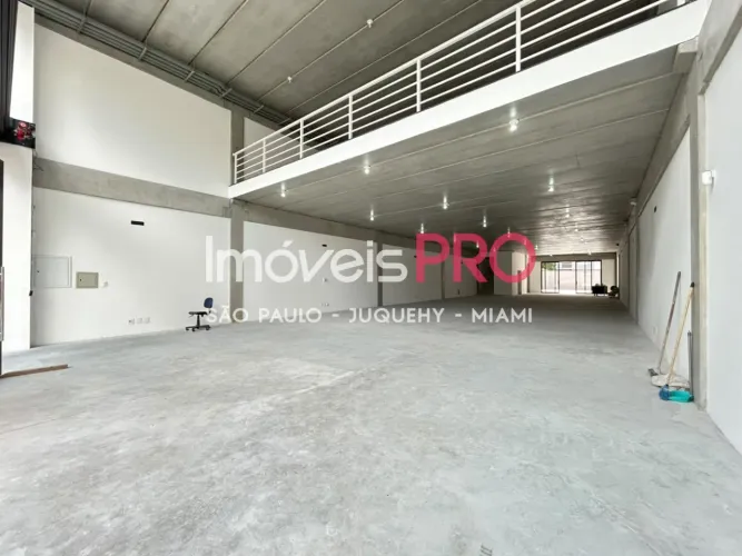 Loja comercial com 750m² e 4 vagas, próximo do metrô e aeroporto.