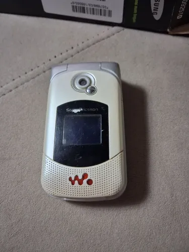 Celular antigo Sony Ericsson W300i