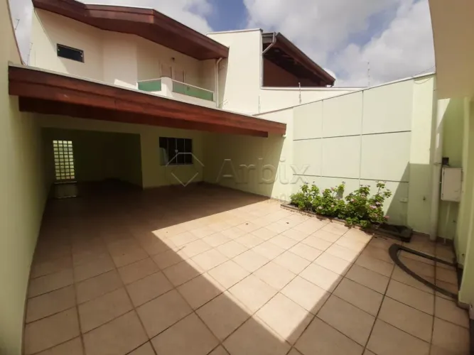 Casa assobradada no bairro residencial Jaguari em Americana/SP.