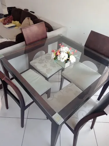 Vendo uma mesa com 4afeiras