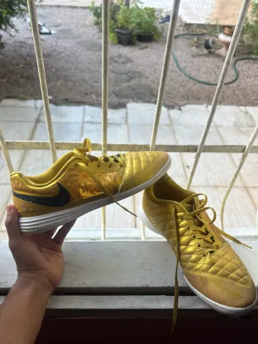 Vende-se tênis de futsal