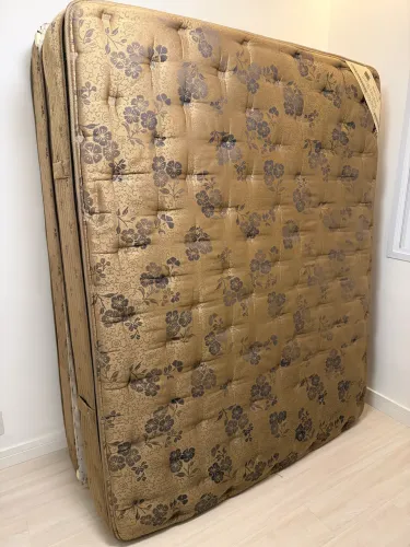 Vendo Cama Queen em Ótimo Estado de Conservação