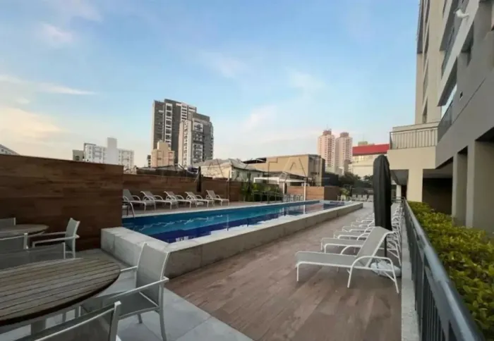 Apartamento com 2 quartos, sala com varanda gourmet, cozinha, banheiro, área e vaga.