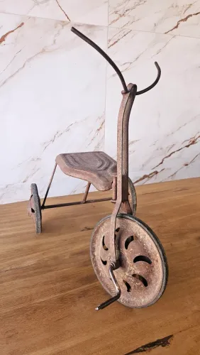 Triciclo antigo de ferro