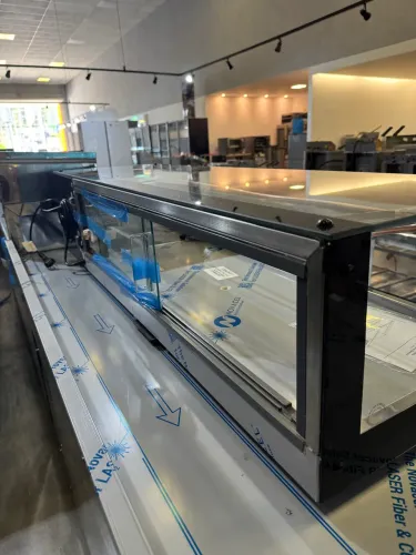 Vitrine Refrigerada Sushi 1,50m bancada preta Gelopar 