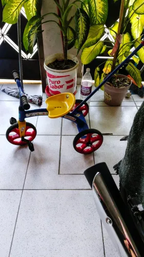 Vendo triciclo semi-novo ideal para passear com seu filho vou deixar no colégio