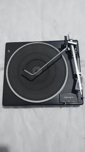 Carcaça Toca Discos Garrard para retirada de peças.