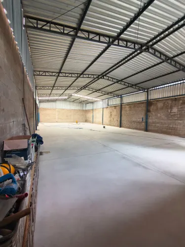 Aluga-se galpão - 360m²