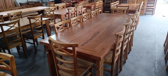 Mesa de madeira com oito cadeiras $ 3.599,00 no Pix a pronta entrega medida 2x90 