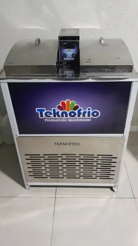 Máquina produzir gelo saborizado.