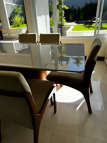 Mesa de jantar com 6 cadeiras - Madeira 