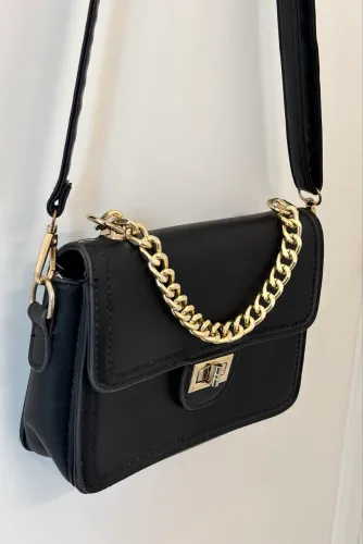 Bolsa feminina preta transversal com detalhes dourado 